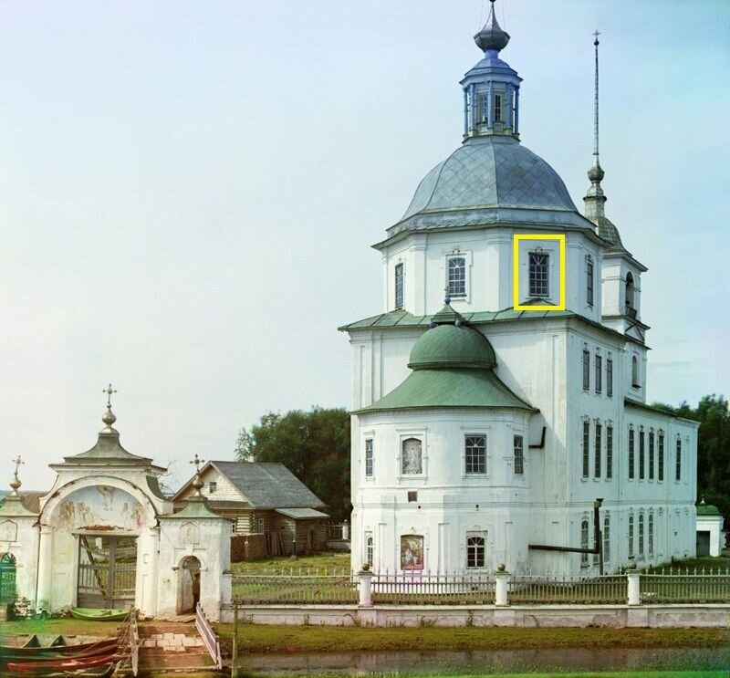 Церковь во имя Рождества Христова в Крохине. Фотография С.М. Прокудина-Горского из альбома «Мариинская система». 1909 год. На фото выделен пример расстекловки.