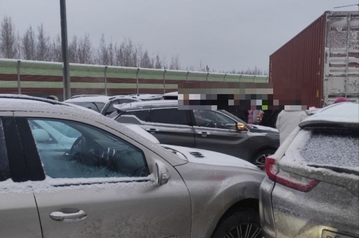    Из-за массового ДТП у Новгорода движение в сторону Твери по М-11 перекрыто