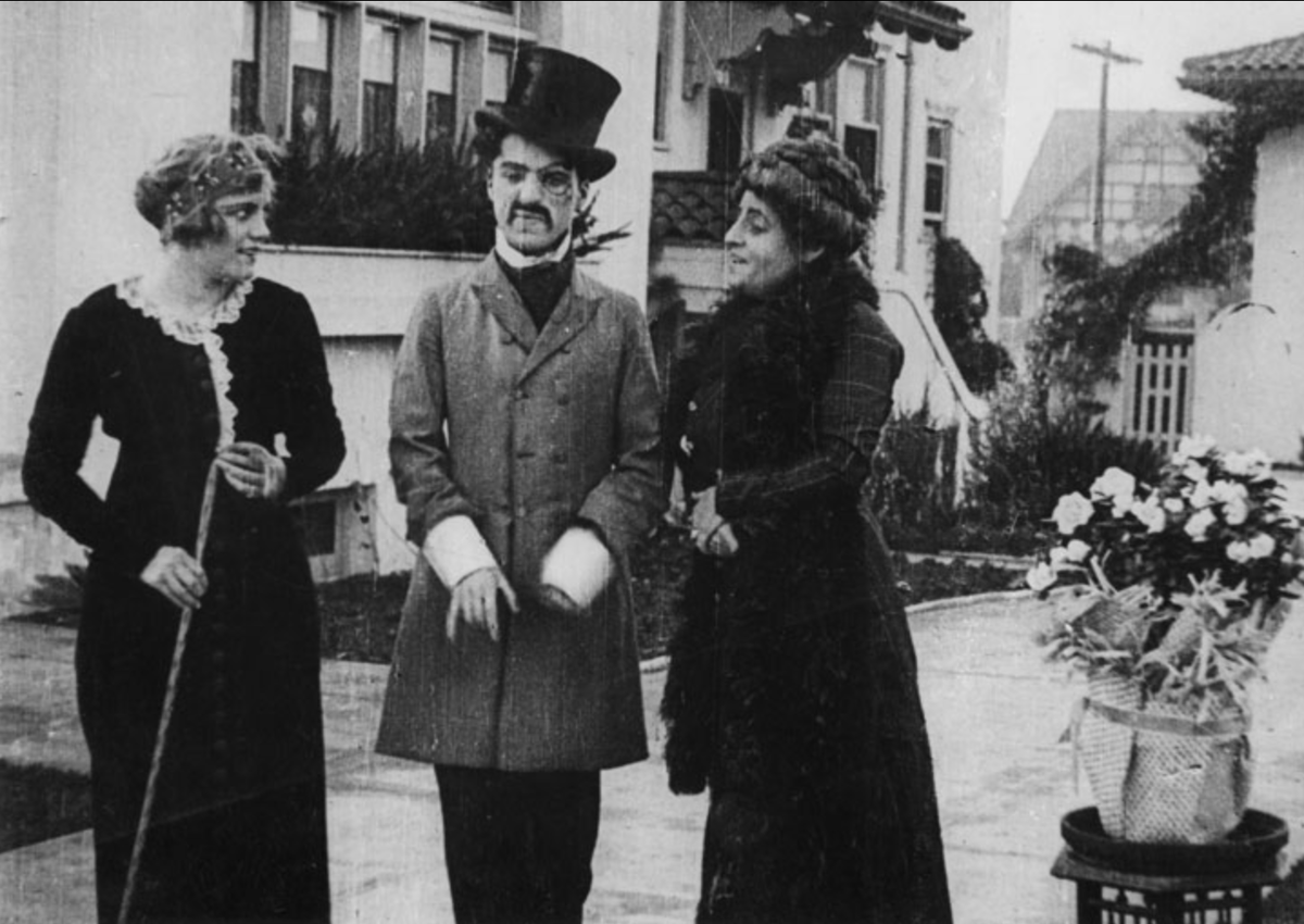 кадр из фильма "Зарабатывая на жизнь"