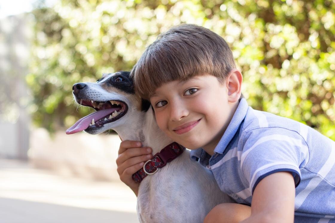    Мальчик с собакой:Freepik