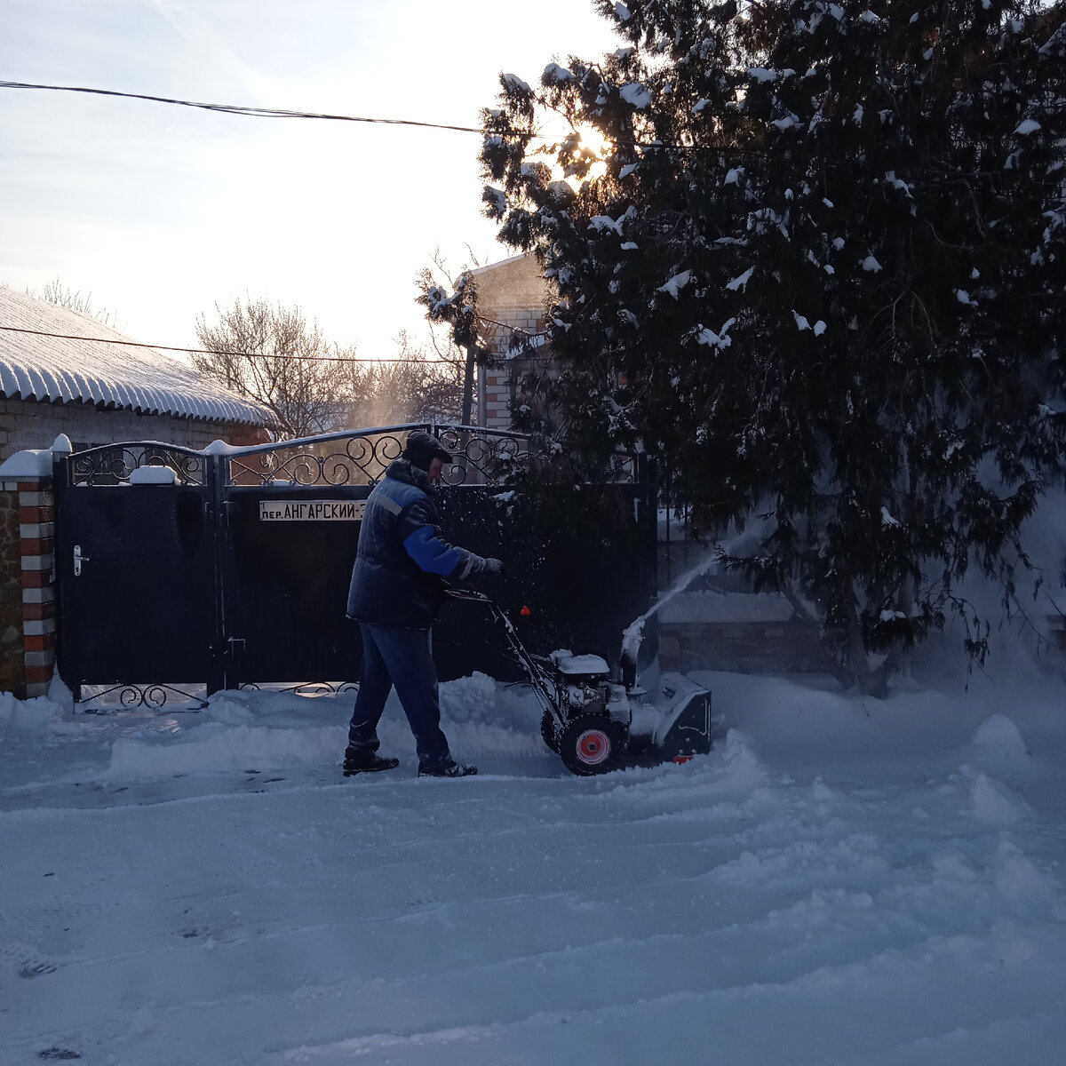 Механическая лопата-снегоуборщик zitrek. Салазки для расчистки снега. Самодельная лопата для уборки снега. Скребок truper roof-rk 33901. Лопата для чистки снега электромаш.