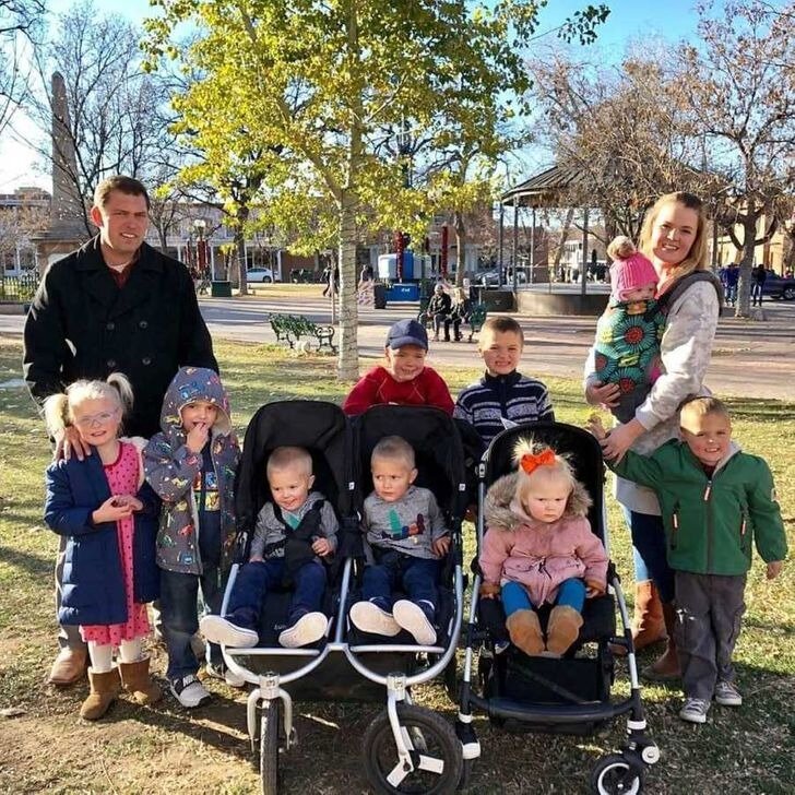 История рождения ребенка. Стишки для детей с днем рождения. Стихотворение про день рождения для детей. Рассказы рождения ребенка. Альбом для новорожденных первый год.