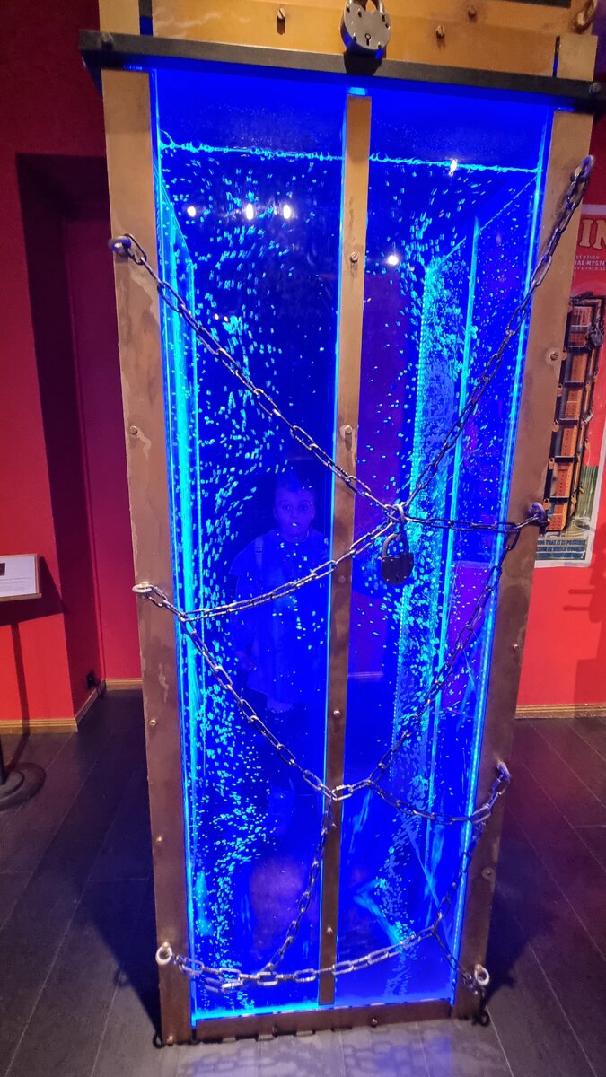 Фокус  как выбраться из ящика с водой ,фото из личного архива