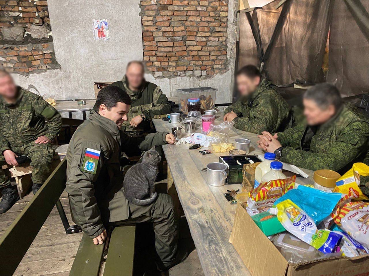 Военнослужащие новый год. Армейский новогодний стол. Российские военные в зоне сво.