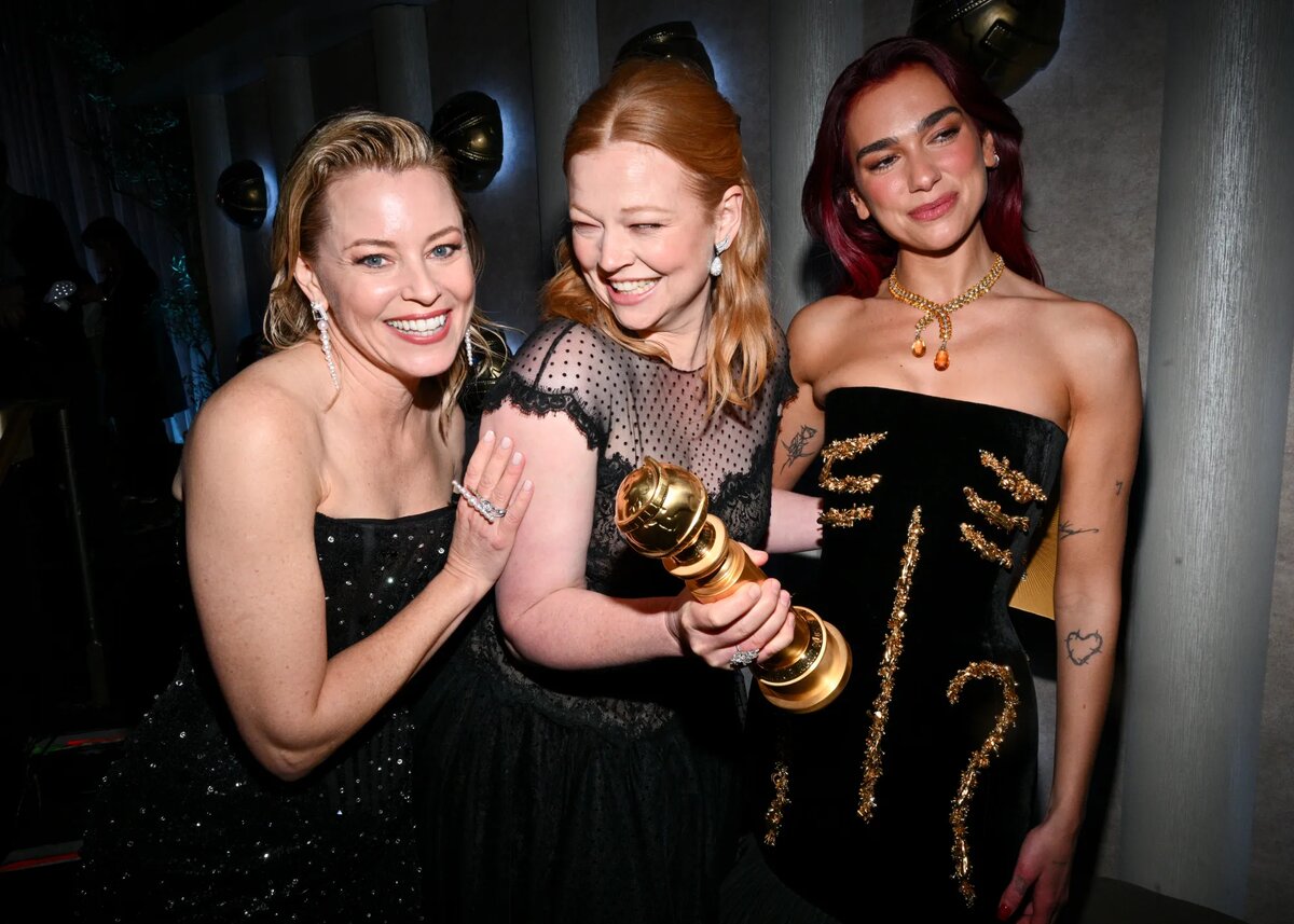 Элизабет Бэнкс, Сара Снук и Кристи Эн на 81-й церемонии вручения премии «Золотой глобус», состоявшейся в отеле Beverly Hilton 7 января 2024 года в Беверли-Хиллз, Калифорния.