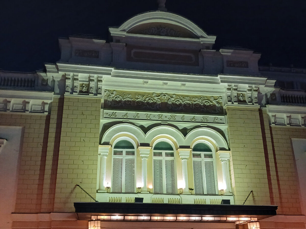 Малый театр на Большой Ордынке вечером