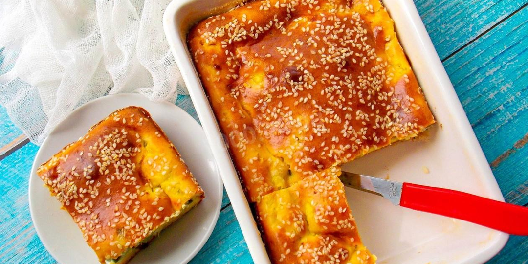 Заливной пирог с яйцом и зеленым луком на кефире