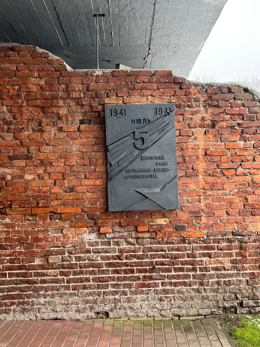 Брестская крепость мемориальный комплекс. Крепость герой в каком году. Герои брестской крепости. Брестская крепость памятник ворота. Крепость герой в каком году.