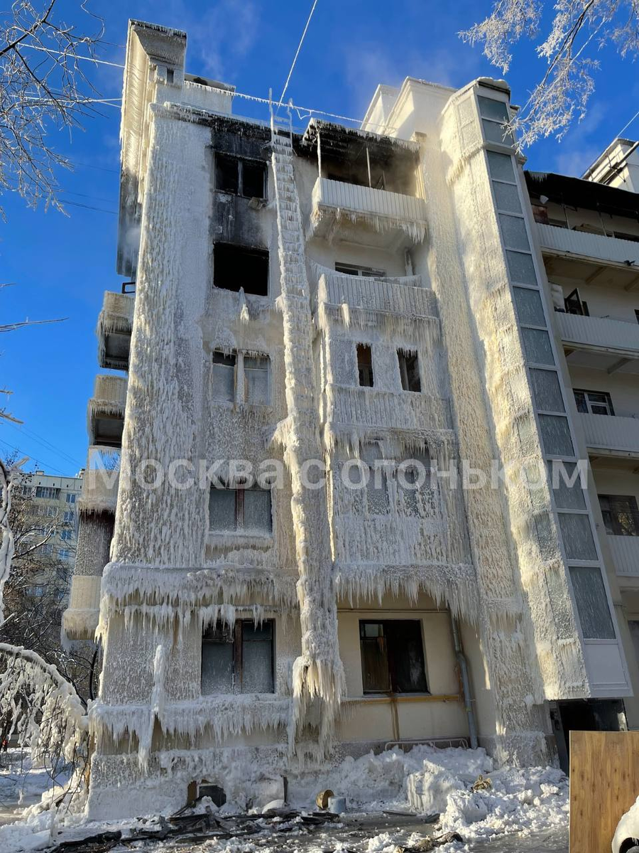 Москва, Красностуденческая, 15. Жилой дом после ночного пожара.