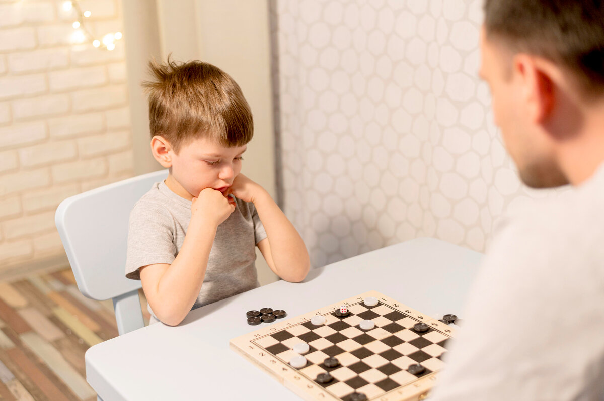Ребенок подвержен других детей. Дети играют в шахматы. Разговоры о важном день отца 1-2 класс. Разговоры о важном 1 класс день папы. Детская картинка ребенок играет в шахматы с папой.