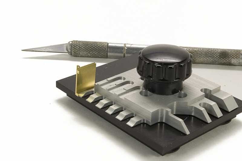 Гнулка для работы с фототравлением и пример её использования.