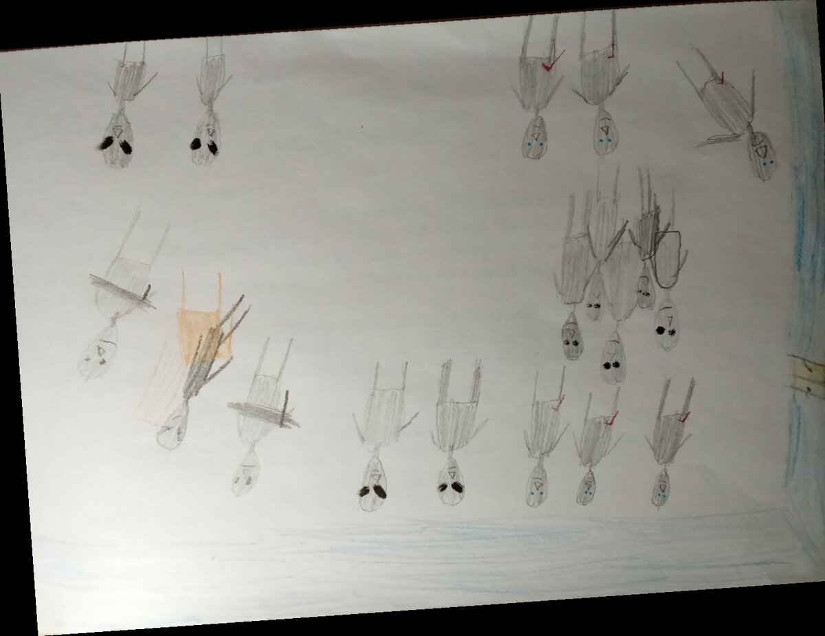 Кей тихонько разговаривает с охранниками.