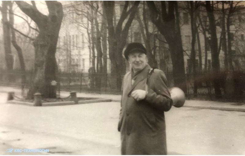 На фото М.Ф. Алексеев один из старейших тренеров гребного клуба "Спартак". В разные годы яалялся старшим тренером клба, директором клуба. Мастер спорта СССР по народной гребле, победитель Спартакиады народов СССР,судья Всесоюзной категории.