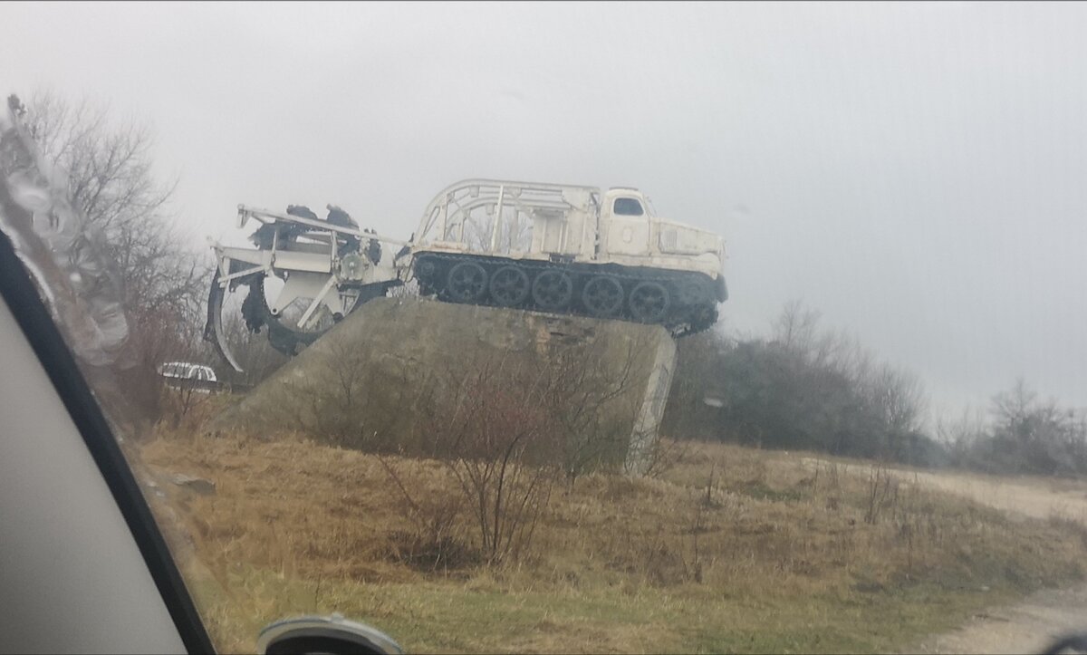 Мутноватое фото, потому что из машины сделано. Старый памятник пожарной машине.