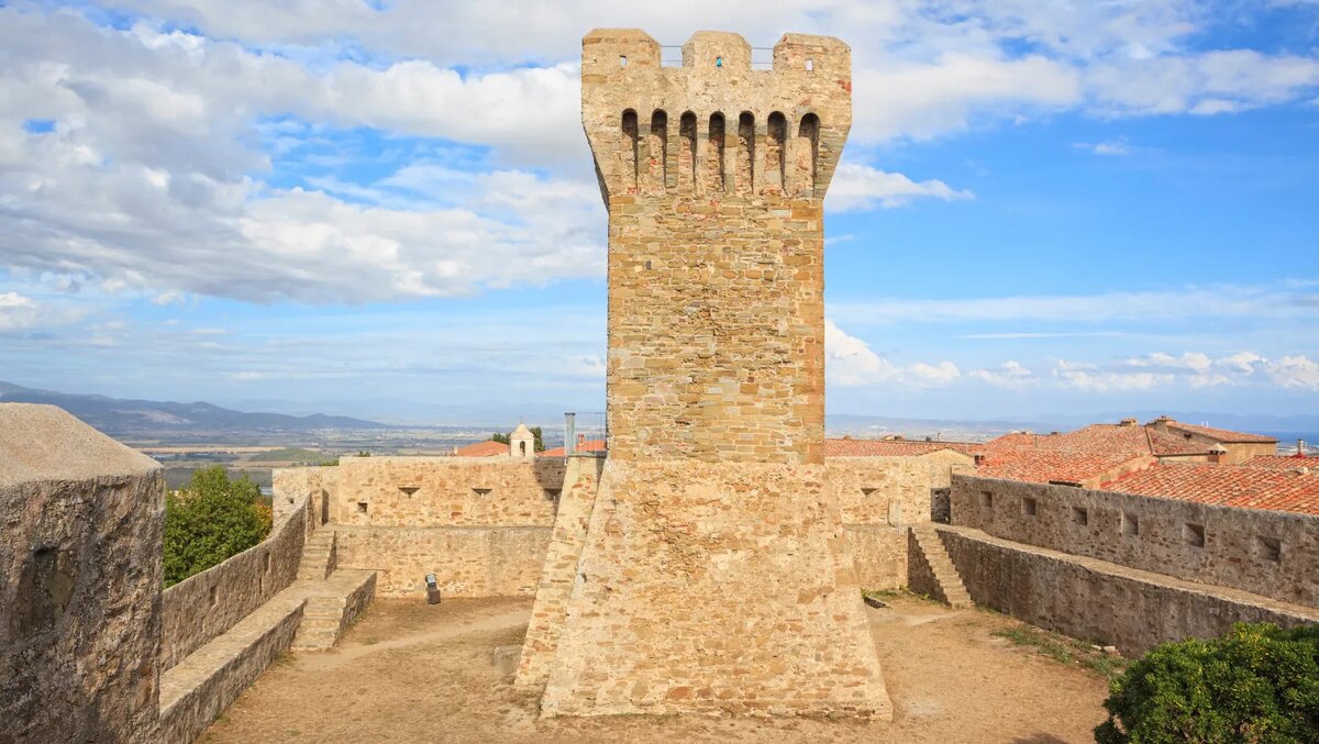 Этрусская башня возле Популонии, Тоскана, Италия