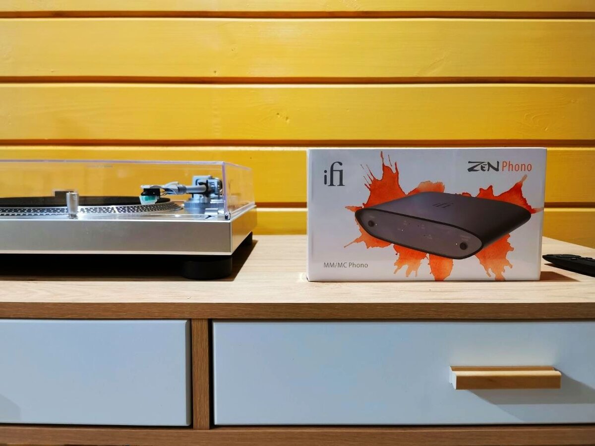 Фонокорректор IFI Zen phono в упаковке