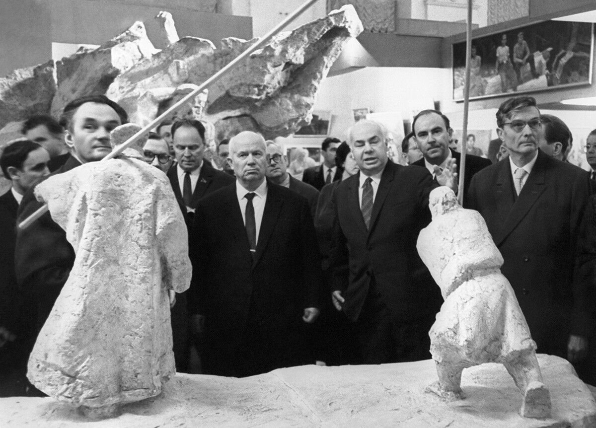Никита Хрущев на выставке в Манеже