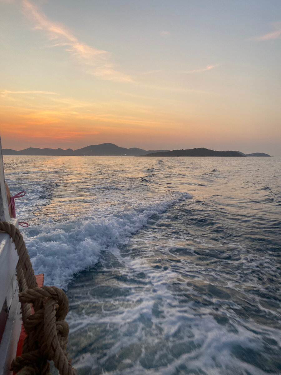Первое солнце. Солнце заходящее за горизонт в море. Над ним луч солнца золотой. Парусник на закате. Тучка для детей.