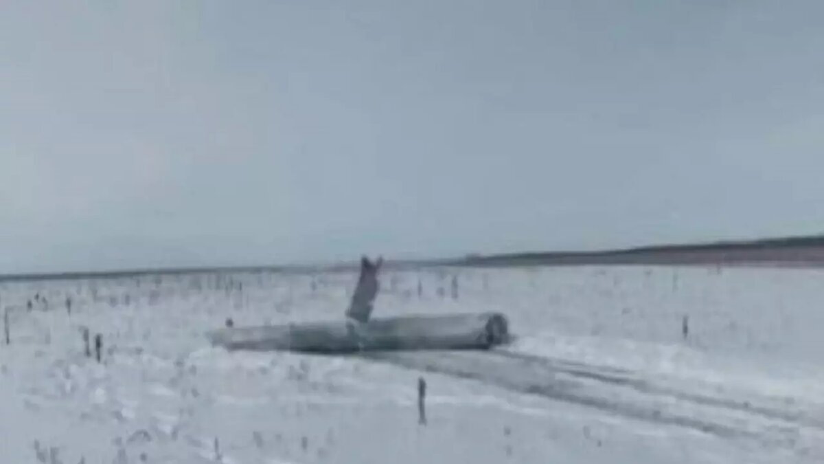     В Еланском районе Волгоградской области ранее потерпело крушение НЛО. Позднее в мессенджере Telegram появились фото с места крушения объекта.