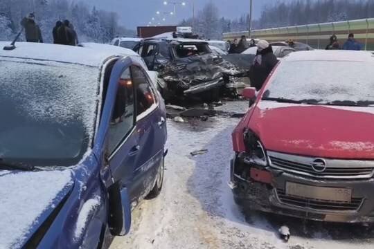    В Новгородской области столкнулись более 50 автомобилей: четыре человека погибли, 10 пострадали