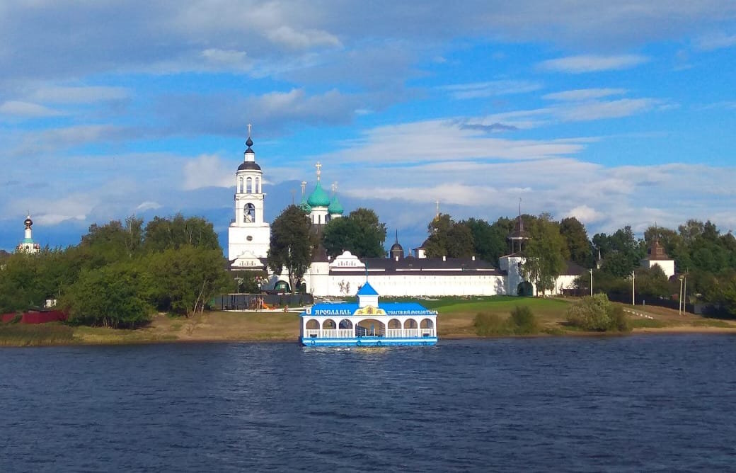 Вид на Толгский монастырь с борта теплохода