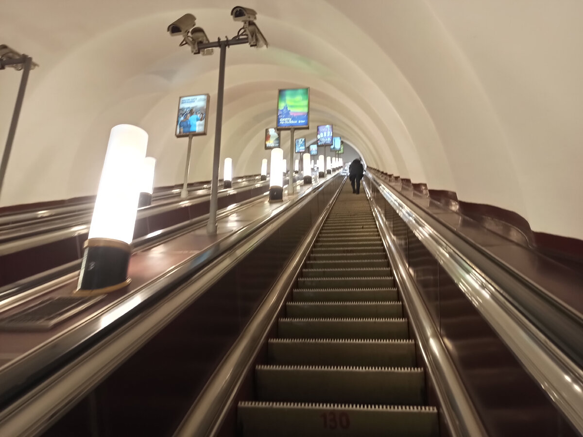На эскалаторе