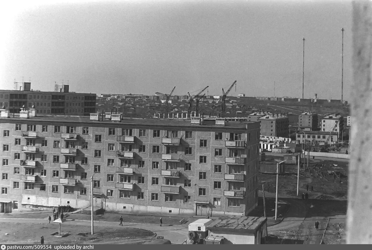 Новостройка 1971 года. Ни одного балкона первом этаже. Фото pastvu.com