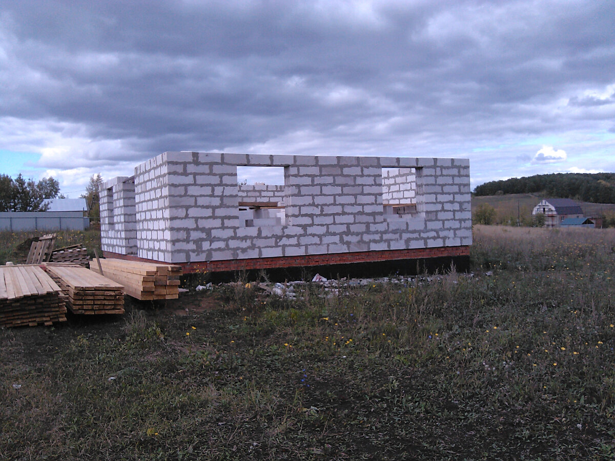 На прошлом объекте сваи были только по углам дома, и всё перезимовало отлично, думал Генеральный. @ Горбунов Сергей