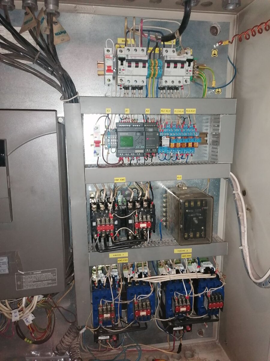Вот такой вот был шкаф управления насосами