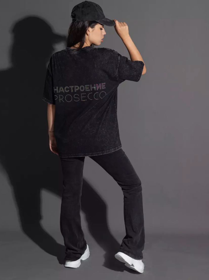 Модная футболка с надписью стразами.