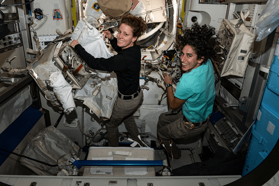 Лорел О`Хара и Джасмин Могбели работают со скафандрами EMU в ШМ Quest. Фото: nasa.blog.com