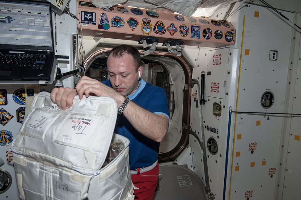 Аудит грузов российским космонавтом. Фото: spacefacts.de