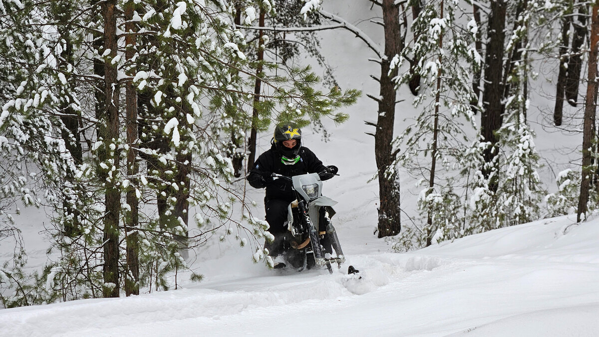Сноубайк покаряет горки