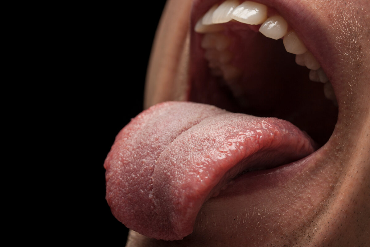 Металлическое ощущение во рту. Здоровый человеческий язык.