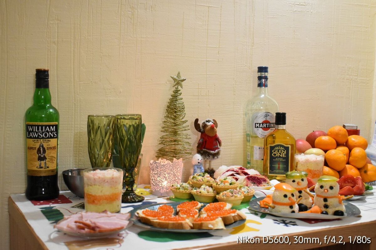 походный стол существенно скромнее домашнего, хотя и эти красоты съесть бы успеть