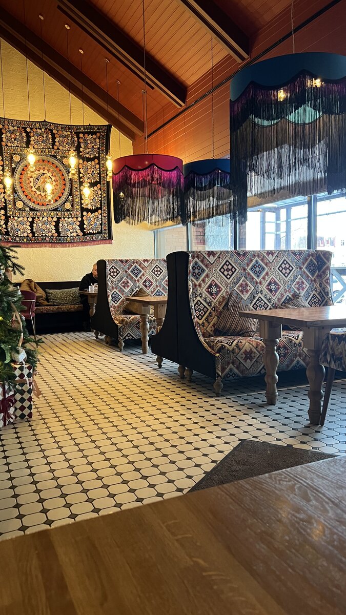 Основной зал ресторана Сказка