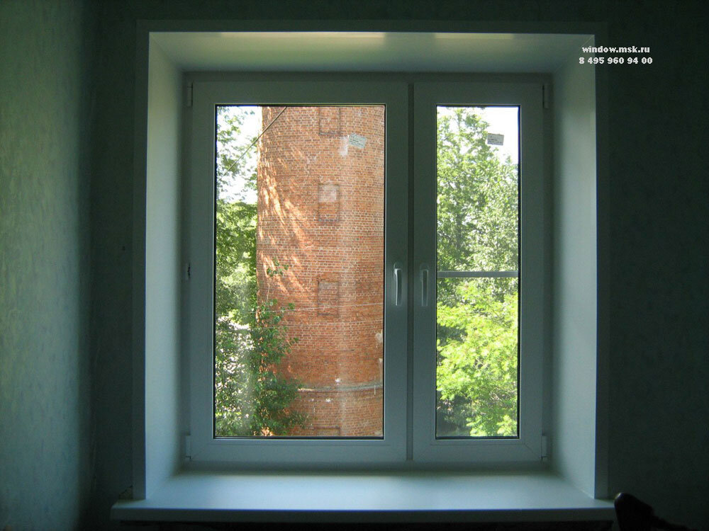 Окно пластиковое msk oknaidveri ru. Окно двухстворчатое пластиковое. Окно пластиковое двухстворчатое с форточкой. Окно с узкой створкой.