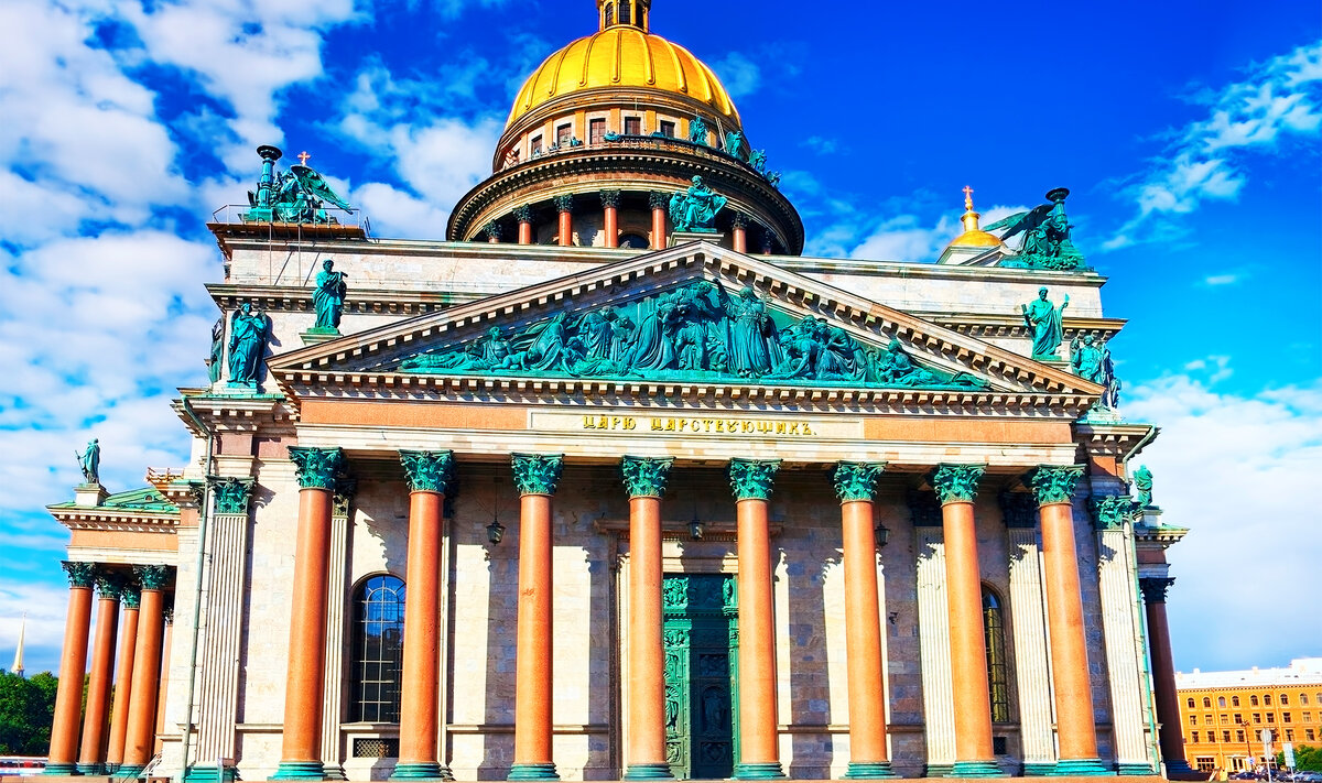 Обойди храм и разгляди внешние колонны из мраморных скал.Фото: V_E / Shutterstock.com
