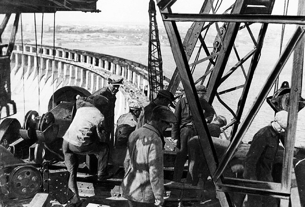 В ГОДЫ "СТАЛИНСКИХ ПЯТИЛЕТОК" ВСЯ СОВЕТСКАЯ СТРАНА ПРЕВРАТИЛАСЬ В ОДНУ ОГРОМНУЮ СТРОЙКУ. Фото из открытых источников.