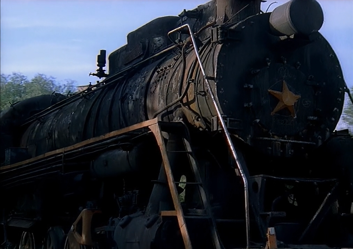 Паровоз серии Л на стоп-кадре из кинофильма "Ворошиловский стрелок"