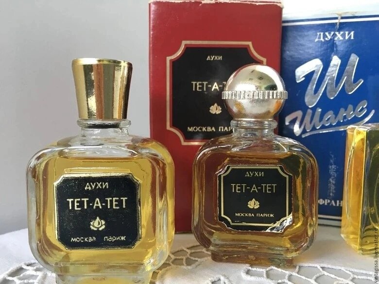 Основные ноты аромата "Тет-а-тет": начало - альдегиды, лимон, гиацинт; середце - кумарин, пачули, кожа, ладан; база - амбра, ветивер, мускус.

