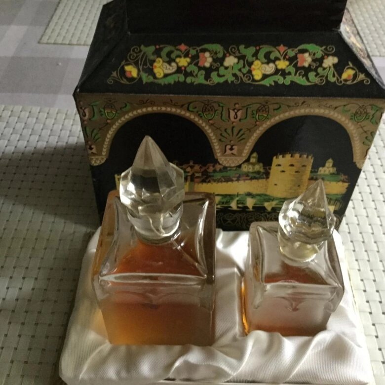 В неполной пирамидке, имеющейся на сайте Фрагрантика, указаны амбра, роза и хризантема и перечисляются следующие аккорды: амбровый, травный, животный, цветочный.