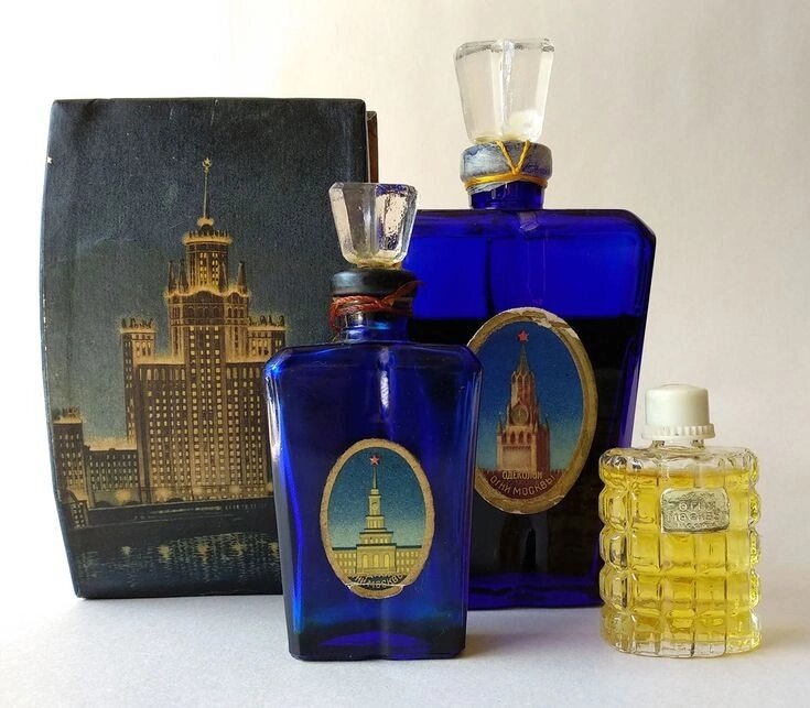 В 1953 г., песня «Московские огни» М. Матусовского и И. Дунаевского, словно эхо, отзывалась в эфире радио, косвенно напоминая о легендарном парфюме.