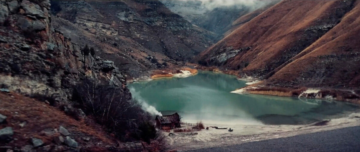 Домик Трубадура стоит на берегу опасного озера. Фото: "Бременские музыканты", 2024 г., "Централ Партнершип"