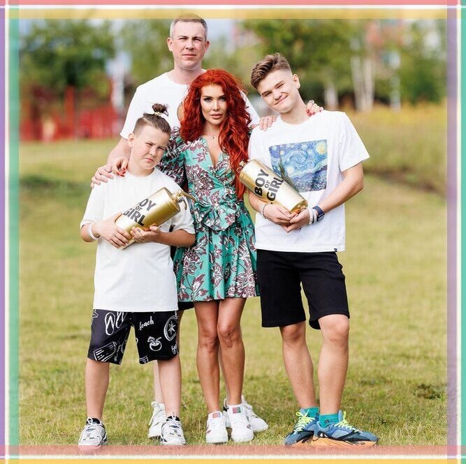 Николь Кузнецова с мужем и детьми