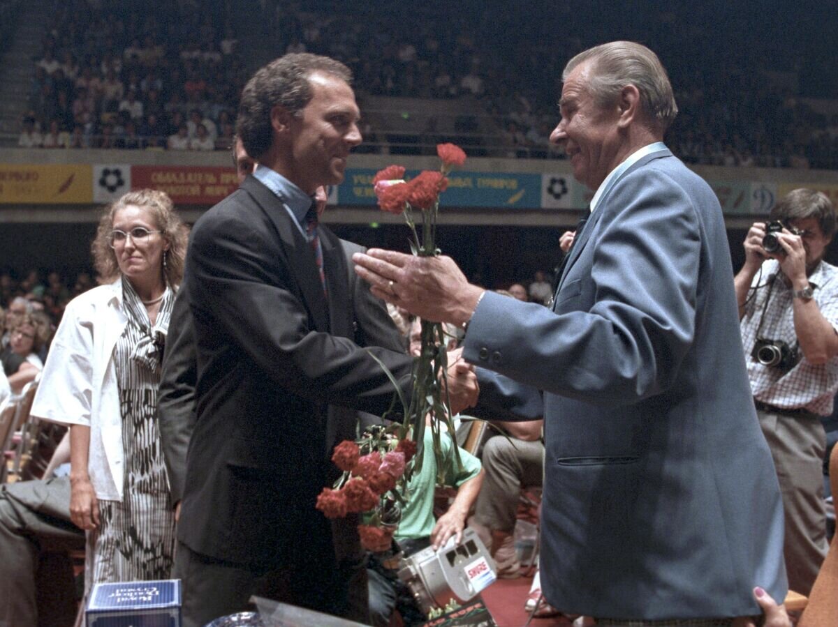    Франц Беккенбауэр и Лев Яшин© РИА Новости / Владимир Родионов