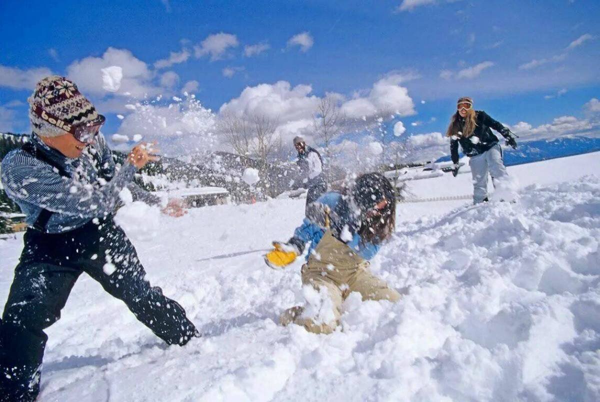 Развлечения зимой. Игра в снежки. Зимнее веселье. Снежные забавы для детей.