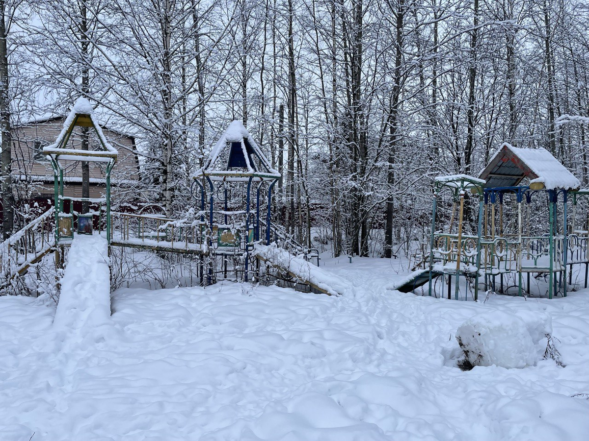 Детская площадка пропитанная жизнью. Но она просто существует...