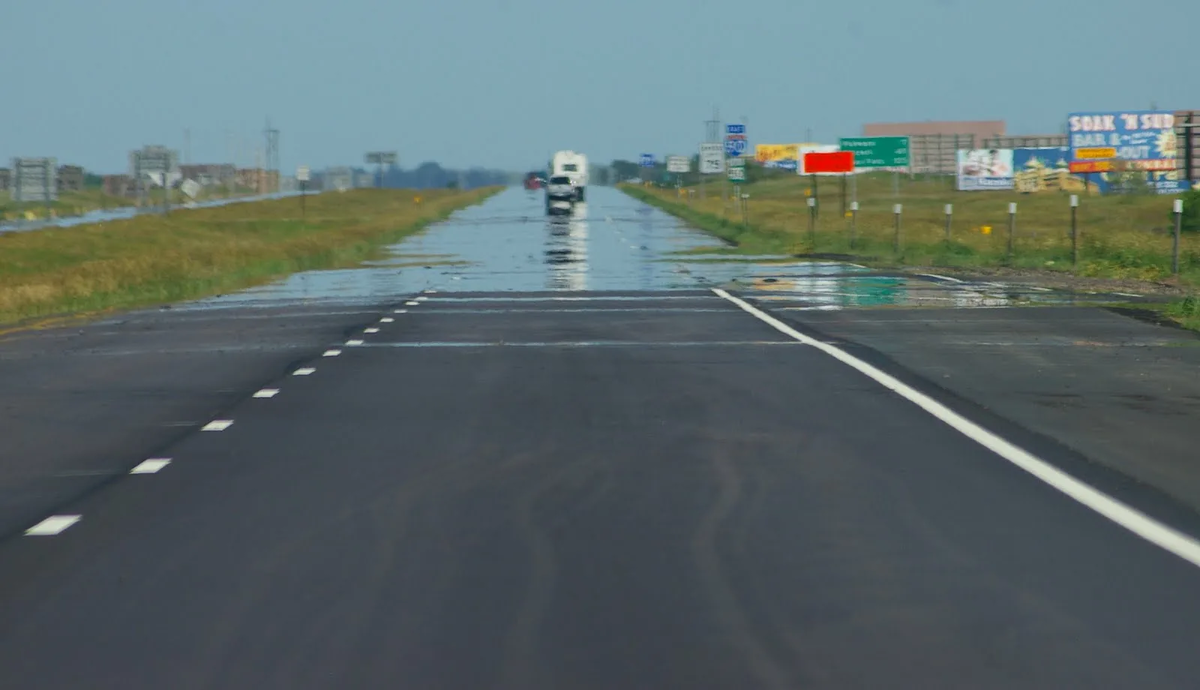 Эффект мокрой дороги или Нижний мираж. Источник фото: mavink.com