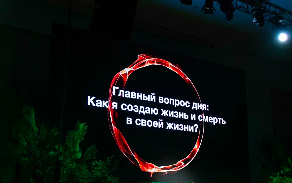 Оттолкнуться от дна. Мечтали подняться со дна. Всплывающий со дна дайвер. Христос из бездны" (christ of the abyss) у итальянской ривьеры, портофино. Статуя иисуса в портофино.